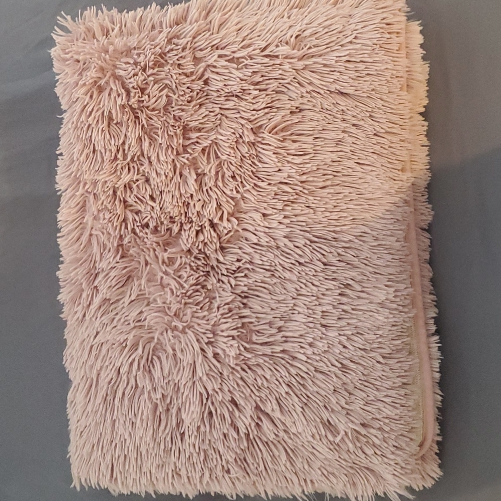 Plush, memory foam machine washable and dryer friendly rug